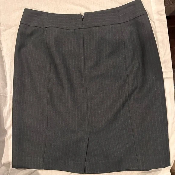 Calvin Klein Pinstriped Charcoal Skirt – Size 6 – Excellent Condition - Picture 3 of 6